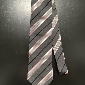 Elegant Gucci Striped Gray and Pink Tie